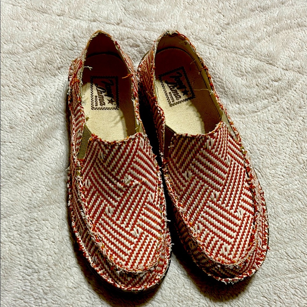 Tony Lama Slip-ons
Size 8 Women’s
Great Condition 
Pumpkin & White Colored